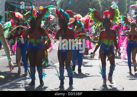 A Notting Hill, Londra, Regno Unito. 26 Ago, 2013. Ballerini in sfilata in costume ad migliaia di festaioli partecipare al carnevale di Notting Hill Il giorno due giganti con carri allegorici e sfilate anche se a ovest di Londra. La quarantanovesima carnevale di Notting Hill è più grande di tutta Europa street festival che celebra il cibo caraibico, cultura e musica Credito: amer ghazzal/Alamy Live News Foto Stock