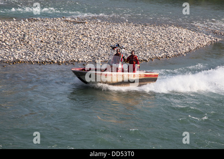 Fire-dipartimento di salvataggio guida equipaggio barca nel fiume Bow Foto Stock