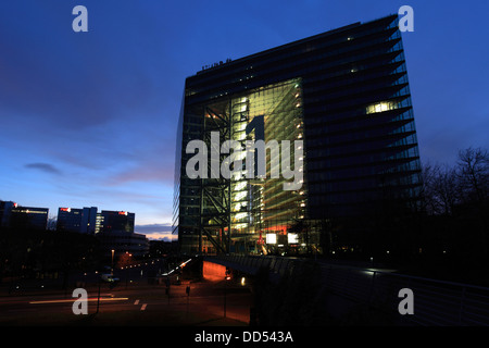 L'edificio Stadttor (city gate ) nel Neuer Zollhof sono di notte, Düsseldorf City, Renania settentrionale-Vestfalia, in Germania, in Europa. Foto Stock