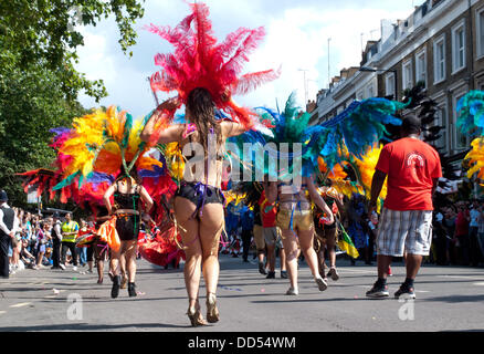 London, Regno Unito - 26 August 2013: ragazze vestito in abiti colorati ballare durante la parata annuale presso il carnevale di Notting Hill. Credito: Piero Cruciatti/Alamy Live News Foto Stock