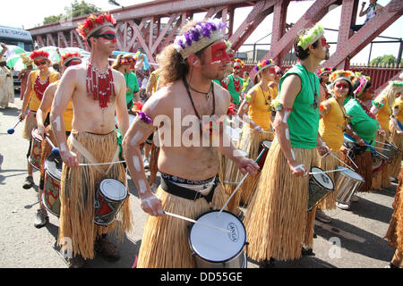 Londra, Regno Unito. Il 26 agosto 2013. I percussionisti intrattenere folle su Kensal Road. Credito: David Mbiyu/ Alamy Live News Foto Stock