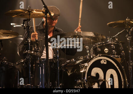 London Ontario, Canada. 25 Ago, 2013. Stacy Jones, il batterista della rock band Matchbox 20 svolge in corrispondenza di Budweiser giardini su agosto 25, 2013 a Londra, Ontario, Canada. La performance è stata parte della loro 2013 tournée insieme ai colleghi degli anni novanta sensazione GooGoo Dolls. Credito: Mark Spowart/Alamy Live News Foto Stock