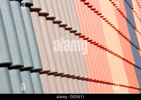 Tegole del tetto in colori diversi Foto Stock