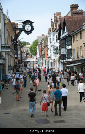 Winchester centro citta'. High Street amanti dello shopping nella zona pedonale Foto Stock