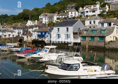 Le barche nel porto di Cornish bellissimo villaggio di pescatori di Polperro Cornwall Inghilterra REGNO UNITO Foto Stock