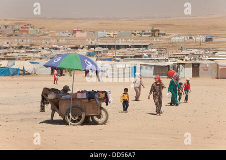 Domiz campo profughi, Duhok provincia nord dell Iraq. 26 Ago, 2013. Uno dei numerosi problemi dei rifugiati è quello di lavorare per guadagnare abbastanza soldi per sopravvivere nel campo. Che cosa ricevono in denaro e beni non è sufficiente soprattutto per famiglie Credito: Francesco Gustincich/Alamy Live News Foto Stock