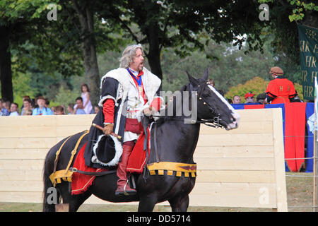 Londra, Regno Unito. 26 Ago, 2013. Tudor Joust, Hampton Court Palace, East Molesey Surrey, Inghilterra, Regno Unito. Terzo giorno di Tudor giostra rievocazione tra cui il torneo giostre, combattimento a mani nude e falconeria con interpreti storici come Enrico VIII, Anne Boleyn e altri personaggi importanti dal 1533. Credito: Ian bottiglia/Alamy Live News Foto Stock