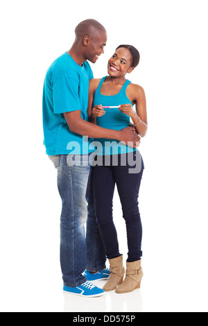 Emozionato Afro American giovane con casa positivo al test di gravidanza Foto Stock
