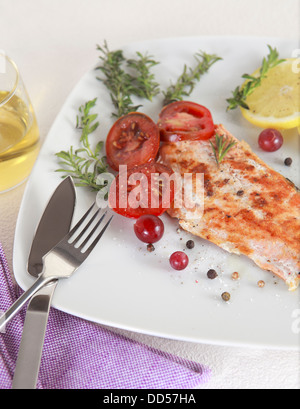 Salmone alla griglia withe limone e spezie Foto Stock