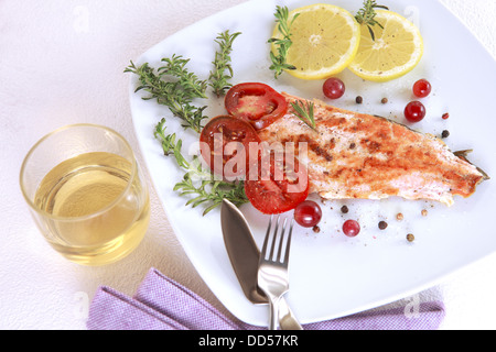 Salmone alla griglia withe limone e spezie Foto Stock