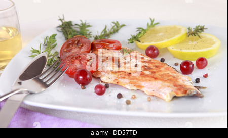 Salmone alla griglia withe limone e spezie Foto Stock