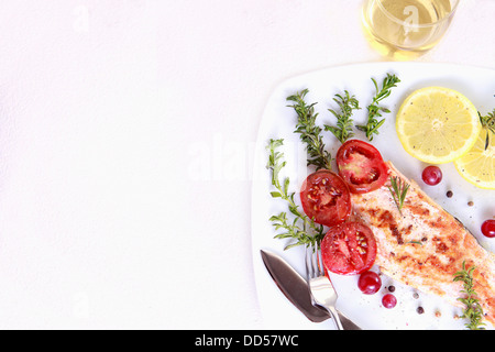 Salmone alla griglia withe limone e spezie Foto Stock