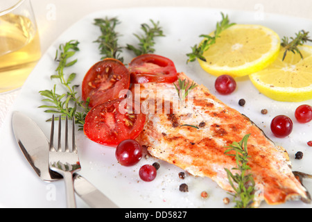 Salmone alla griglia withe limone e spezie Foto Stock