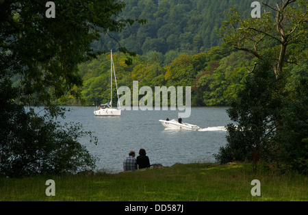 Giovane seduto sul punto di Cockshott, Bowness, Lago di Windermere, Parco Nazionale del Distretto dei Laghi, Cumbria, England Regno Unito Foto Stock