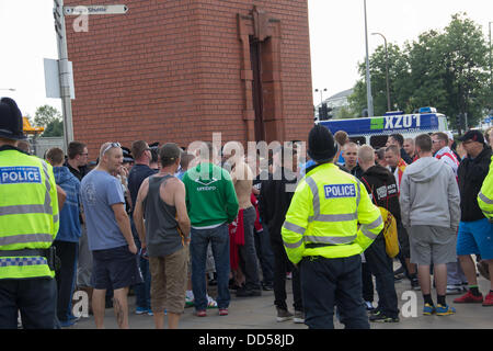 Bolton, Lancashire, Regno Unito. 26 Ago, 2013. Una forte presenza della polizia è distribuito attorno a Trinity Street, Bolton per monitorare e disperdere i manifestanti che aveva già preso parte a una dimostrazione in Farnworth central park. Alcuni 150 inglese lega di difesa (EDL) sostenitori hanno preso parte alle proteste che hanno attratto un contatore minore-dimostrazione da unirsi contro Facism. Dodici arresti sono stati eseguiti durante la protesta. I sostenitori di EDL sono stati restituiti a Bolton in autobus con una scorta della polizia e quindi disperso. Foto Stock