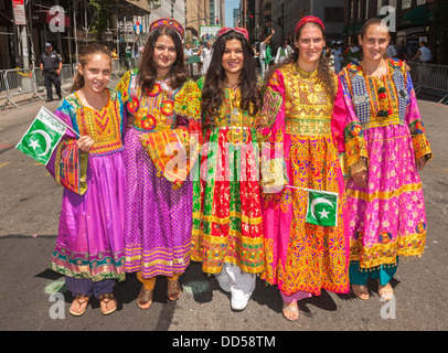 Pakistani-Americans e i loro sostenitori marzo su Madison Avenue a New York Foto Stock