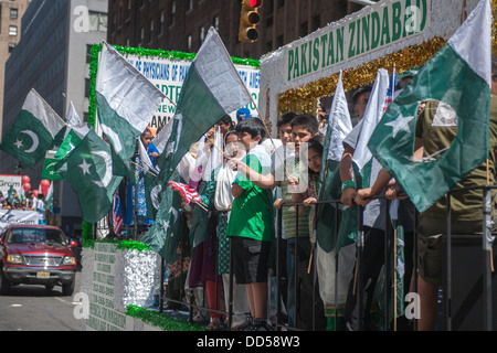 Pakistani-Americans e i loro sostenitori marzo su Madison Avenue a New York Foto Stock