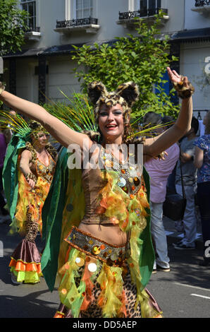 Londra, Regno Unito. 25 Ago, 2013. Carnevale di Notting Hill si svolge in agosto Bank Holiday fin dal 1966, il carnevale di Notting Hill è il più grande festival celebrazione del suo genere in Europa. Ogni anno le strade di Londra ovest prende vita con i suoni e i profumi del più grande d'Europa street festival. Credito: Marcin Libera/Alamy Live News Foto Stock