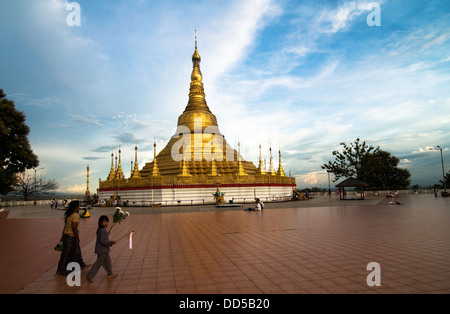 La Shwedagon pagoda di Tachileik. Foto Stock