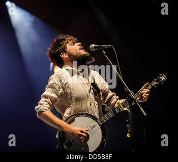 Toronto, Ontario, Canada. 26 Ago, 2013. WINSTON MARSHALL di English folk rock band 'Mumford & Sons' sul palco a Molson Canadian anfiteatro. Credito: Igor Vidyashev/ZUMAPRESS.com/Alamy Live News Foto Stock