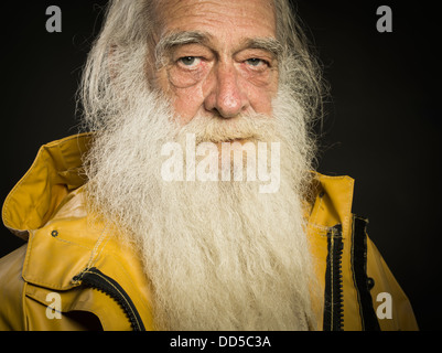Il vecchio pescatore con barba bianca che indossa sou'wester hat e guy cotten oilskin camicia Foto Stock