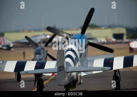 P51 NOI WW11 fighter sul display a Duxford Classic Wings Air Display Foto Stock