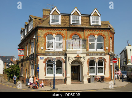 Whitstable Kent, Inghilterra, Regno Unito. Il duca di Cumberland Hotel in strada alta. Foto Stock