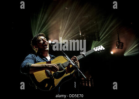 Agosto 26, 2013 - Toronto, Ontario, Canada - MARCUS MUMFORD di English folk rock band 'Mumford & Sons' sul palco a Molson anfiteatro canadese a Toronto (credito Immagine: © Igor Vidyashev/ZUMAPRESS.com) Foto Stock