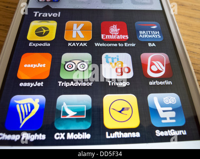 Dettaglio di molte applicazioni di viaggio su un iPhone 5 smart phone Foto Stock