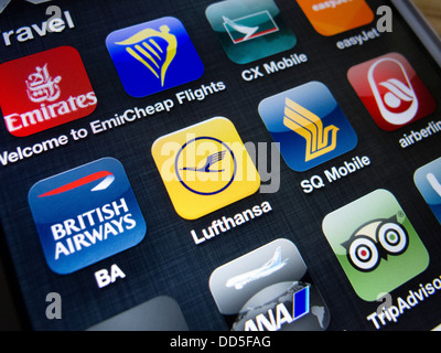 Dettaglio di molti viaggi e compagnia aerea app su un iPhone 5 smart phone Foto Stock