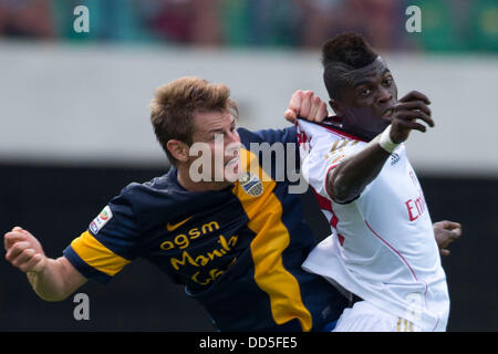 M'Baye Niang (Milano), Michelangelo Albertazzi (Hellas Verona), 24 agosto 2013 - Calcio : Italiano 'Serie A' match tra Hellas Verona FC 2-1 AC Milan allo Stadio Marc'Antonio Bentegodi a Verona, Italia. (Foto di Maurizio Borsari/AFLO) Foto Stock