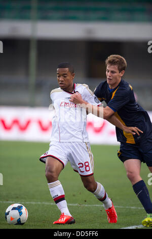 Urby Emanuelson (Milano), Michelangelo Albertazzi (Hellas Verona), 24 agosto 2013 - Calcio : Italiano 'Serie A' match tra Hellas Verona FC 2-1 AC Milan allo Stadio Marc'Antonio Bentegodi a Verona, Italia. (Foto di Maurizio Borsari/AFLO) Foto Stock