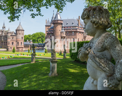 Cherubino nei giardini del medievale castello olandese De Haar nella provincia di Utrecht Foto Stock