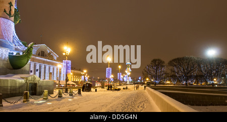 Natale illuminazione sull isola Vasiliyevskiy a San Pietroburgo, Russia. Foto Stock