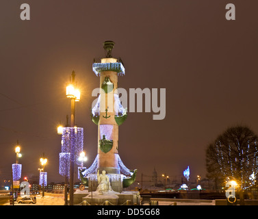 Colonna rostrale Vasiliyevskiy sull isola di illuminazione elettrica per Natale e Capodanno Vacanze a San Pietroburgo, Russia. Foto Stock