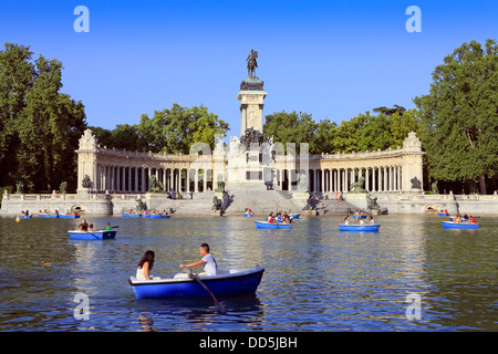 Estate in barca sul lago del Parco del Retiro di Madrid Foto Stock