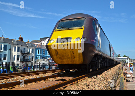 Treno ad alta velocità che passa attraverso Dawlish Foto Stock