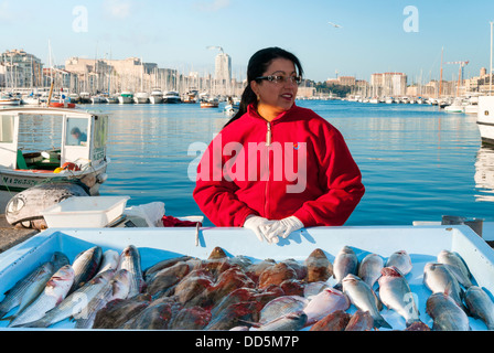 Domenica il mercato del pesce a Vieux Port, Marseille, Bouches-de-Rhone, Provence-Alpes-Côte-d'Azur, in Francia, in Europa Foto Stock