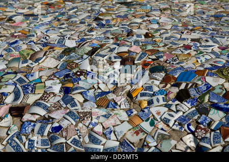 Guernsey 2013. La piccola cappella. decorato con ceramiche rotto Foto Stock