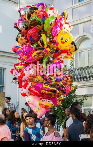 Londra, Regno Unito. 26 Ago, 2013. Un palloncino venditore. Carnevale di Notting Hill, Londra, UK, 26 agosto 2013. Credito: Guy Bell/Alamy Live News Foto Stock