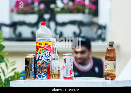 Londra, Regno Unito. 26 Ago, 2013. La spazzatura è solo a sinistra in strada per essere cancellata fino tardi. Carnevale di Notting Hill, Londra, UK, 26 agosto 2013. Credito: Guy Bell/Alamy Live News Foto Stock