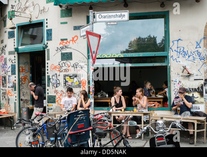 Cafe di Oranienstrasse nel quartiere bohemien di kreuzberg Berlino Germania Foto Stock