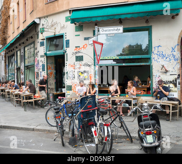 Cafe di Oranienstrasse nel quartiere bohemien di kreuzberg Berlino Germania Foto Stock