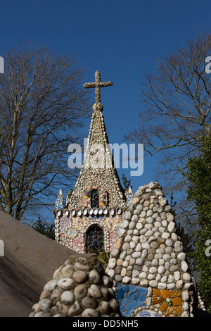 Guernsey 2013. La piccola cappella. decorato con ceramiche rotto Foto Stock
