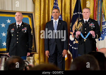 Il Presidente Usa Barack Obama durante la medaglia di Honor cerimonia per il personale dell'esercito Sgt. Ty Michael Carter nella Sala Est della Casa Bianca Agosto 26, 2013 a Washington, DC. Carter ha ricevuto la medaglia di coraggio durante le operazioni di combattimento in Afghanistan il Ott 3, 2009. Foto Stock