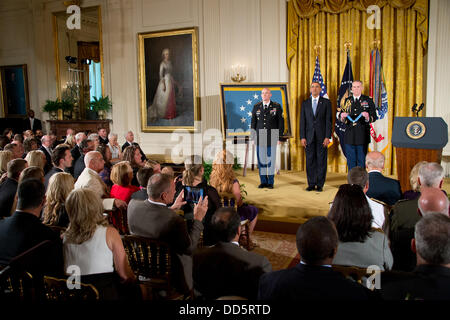 Il Presidente Usa Barack Obama durante la medaglia di Honor cerimonia per il personale dell'esercito Sgt. Ty Michael Carter nella Sala Est della Casa Bianca Agosto 26, 2013 a Washington, DC. Carter ha ricevuto la medaglia di coraggio durante le operazioni di combattimento in Afghanistan il Ott 3, 2009. Foto Stock