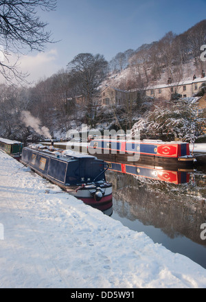 Narrowboats ormeggiati lungo un canale in inverno Foto Stock