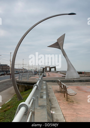 Curve di stile art deco in acciaio inox sculture sul lungomare di blackpools south shore Foto Stock