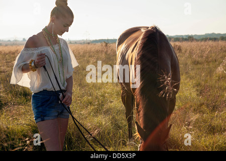 Croazia, Dalmazia, giovane donna con il cavallo in un prato Foto Stock