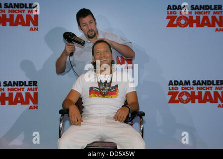 Rob Schneider (seduto) e Adam Sandler al photocall di 'non scompigliate con lo Zohan" a Berlino il 28 luglio 2008. Foto Stock